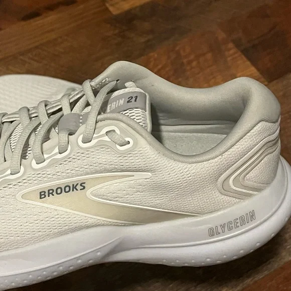 EUC Women’s Brooks Glycerin Cream and White Size 9 - Picture 10 of 13
